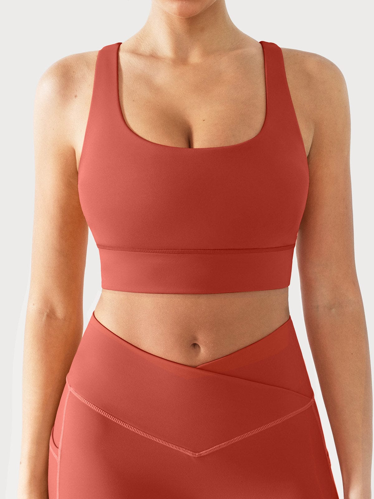 טופ ספורט עם רצועות מוצלבות בגב