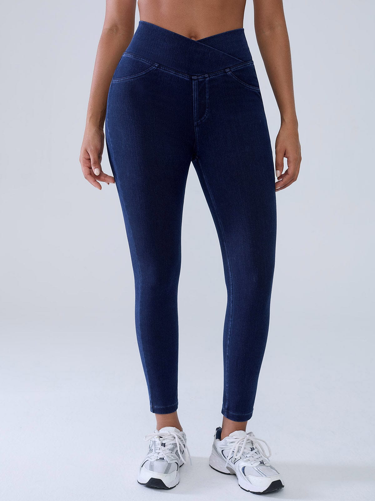 טייץ עם מותן מוצלבת בסגנון ספורט אלגנט